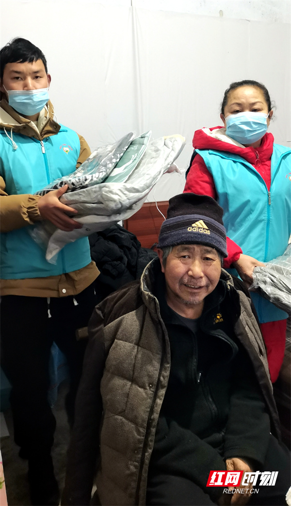 志愿者把慰问物质送到行动不便残疾人家中。.jpg