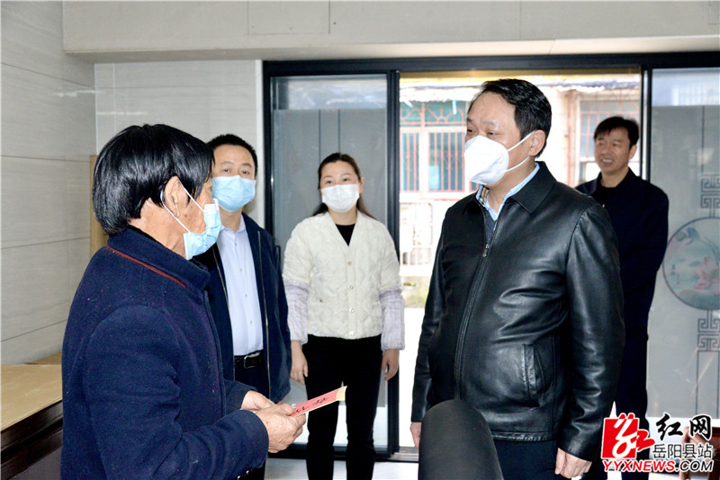 吴光文看望慰问市级劳模、县环卫所退休职工侯草生_副本.jpg