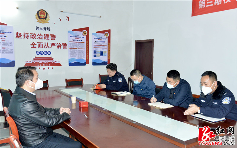 吴光文在公田中队与相关负责人座谈_副本.jpg