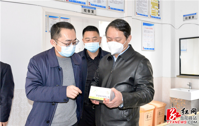 吴光文督导村级卫生室药品供应情况_副本.jpg