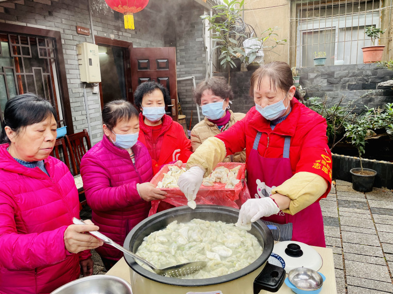 眾籌的餃子吃得香。 均為長沙晚報(bào)全媒體記者 李卓 攝