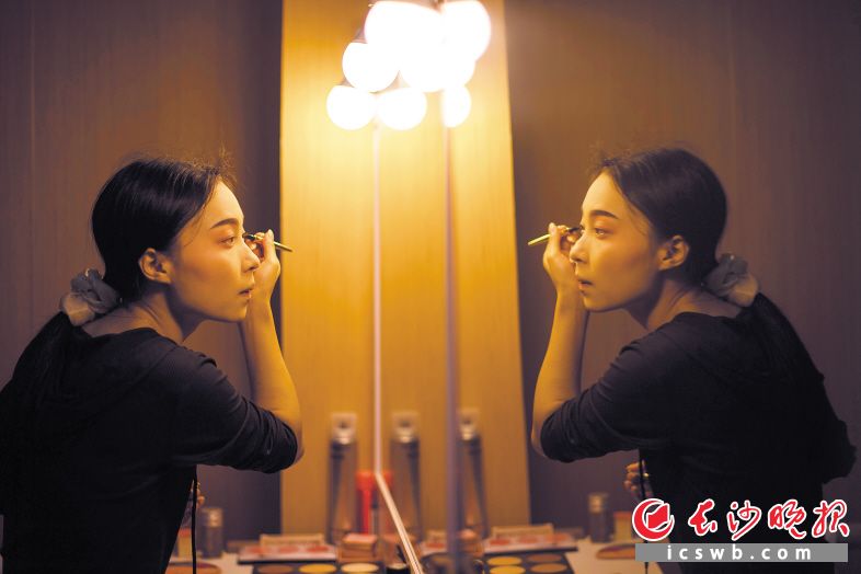 　　陈雨晴在进行妆容准备，当晚她是现代戏装扮。