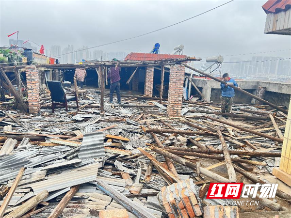 图二燕泉街道组织村（社区）依法开展拆危拆违拆旧攻坚行动。（王嘉琪  摄）.png