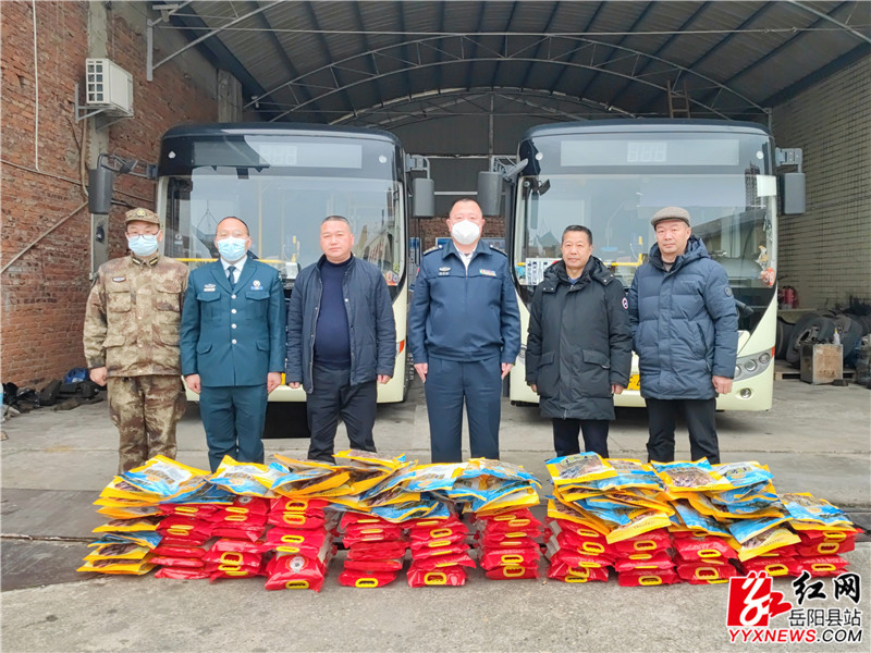 为全体职工送上慰问品_副本.jpg