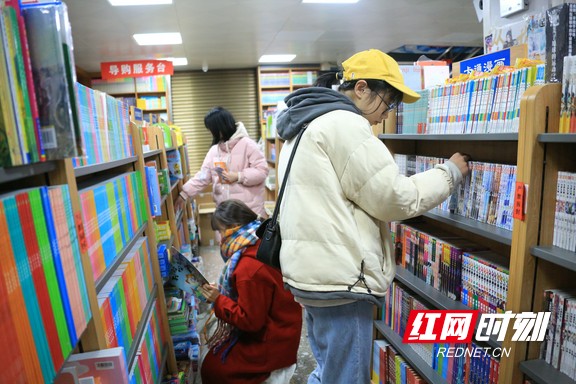 1月15日，春节临近，湖南省靖州苗族侗族自治县的某书店内，几位女孩在选购书籍。易子明+摄.marked.jpg