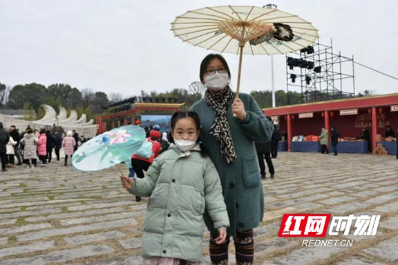 以手工削制的竹条做伞架，以涂刷天然防水桐油的皮棉纸做伞面。现场举办的非遗年货快乐购，将精心装扮的油纸呈现出来，营造出浓浓的喜庆氛围，吸引了众多游客前来感受伞韵之美。.marked.jpg