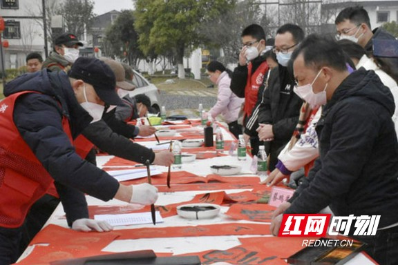 “我们的中国梦”—文化进万家送春联、送图书活动现场。.marked.jpg