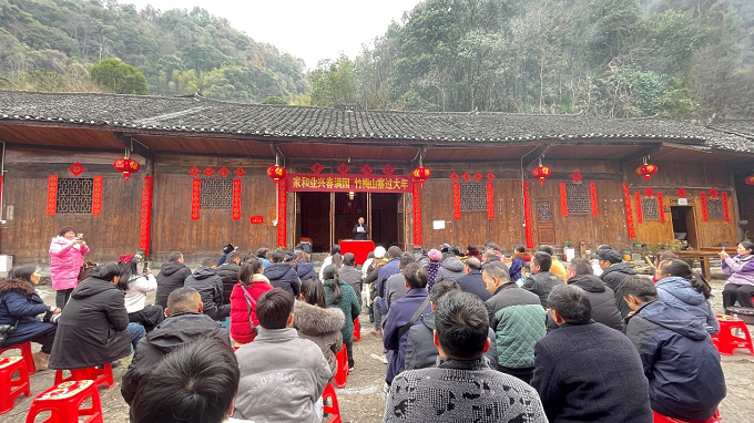 图为发红包现场。1.png