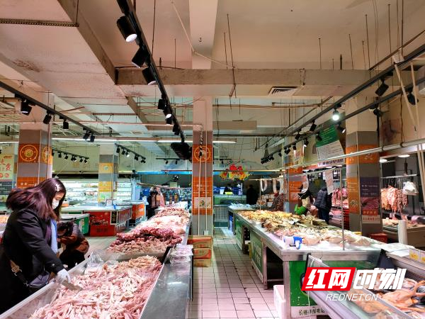 肉类分门别类摆放，挑选起来十分方便。.jpg