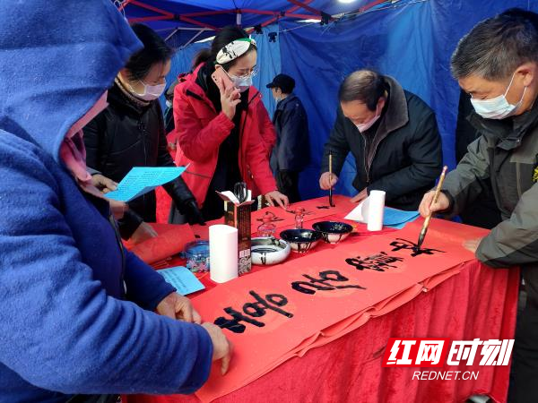 书法家挥毫泼墨，送上祝福。..jpg