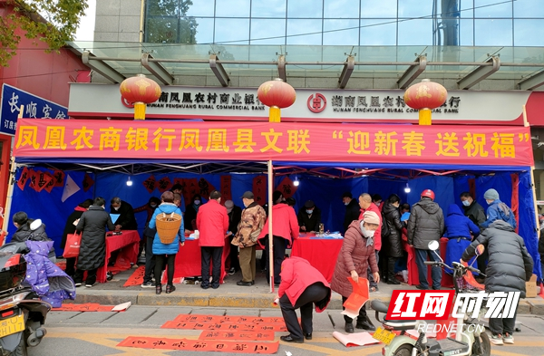 活动现场人头攒动。..jpg