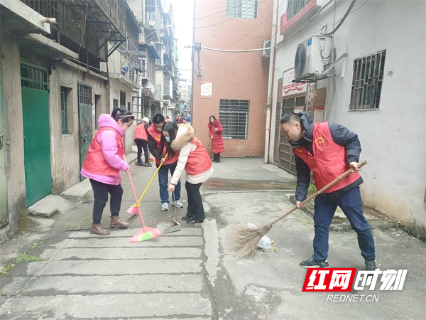 图十一龙泉社区新时代文明实践站联合北湖区林业综合服务中心党支部开展辞旧迎新大扫除志愿服务活动，并为辖区困难群众发放慰问物资。（雷双菱 摄）.jpg