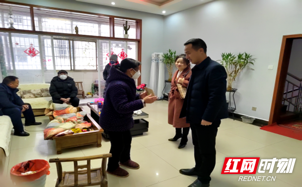 “春风送真情 关怀暖民心”暮云街道开展春节走访慰问活动(4)(1)271.png “春风送真情 关怀暖民心”暮云街道开展春节走访慰问活动(4)(1)271.png