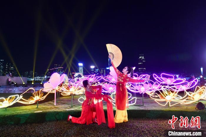 穿着传统舞蹈服饰的女士与奇幻花海合影。　李志华 摄