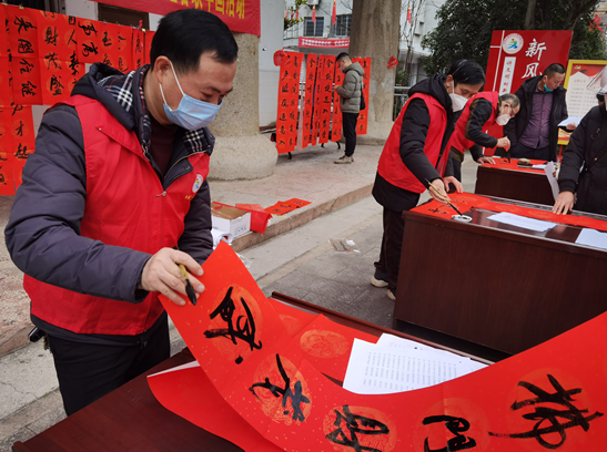 零陵区开展“我们的节日·春节”迎新春送春联文明实践活动_零陵区_湖南频道_红网