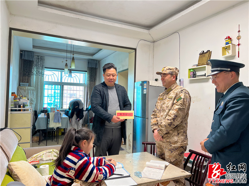 慰问困难民兵曾森2_副本.jpg