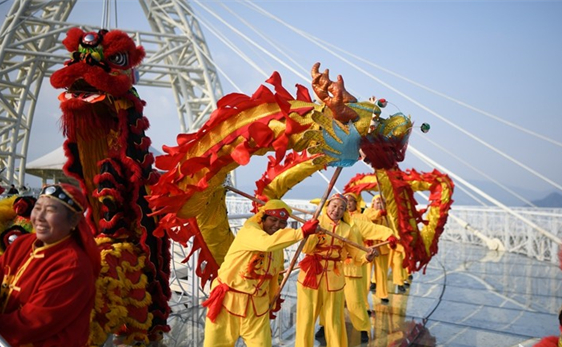 Dragon, lion dances adds festive mood in Shiniuzhai scenic area