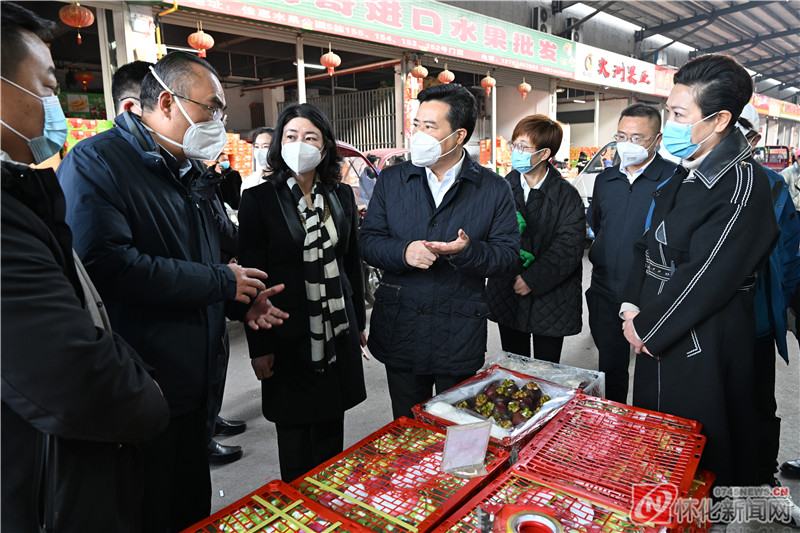 1月19日上午，市委副书记、市长黎春秋检查调度春节期间市场稳价保供工作。（记者 潘雨 摄）
