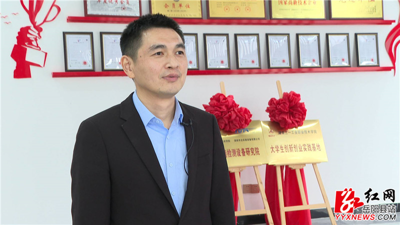曾拥拍接受我台记者采访_副本.jpg