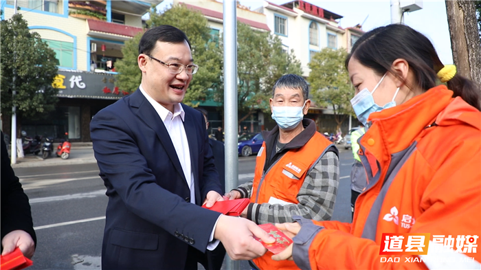 李天明唐超学等走访慰问驻道官兵和一线工作人员01_副本.bmp