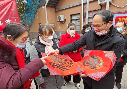 社区书记为居民送“福”.jpg