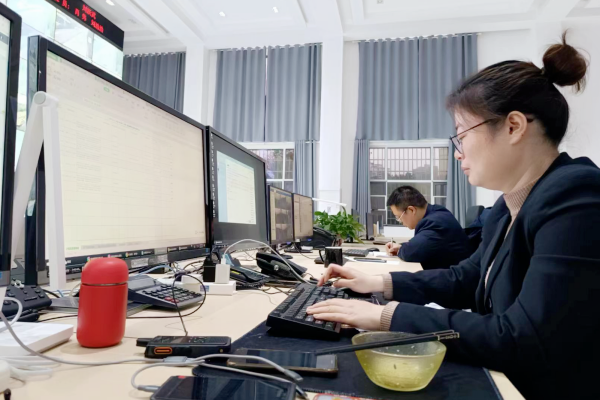 监控员放下碗筷进行实时信息查询和报送.png