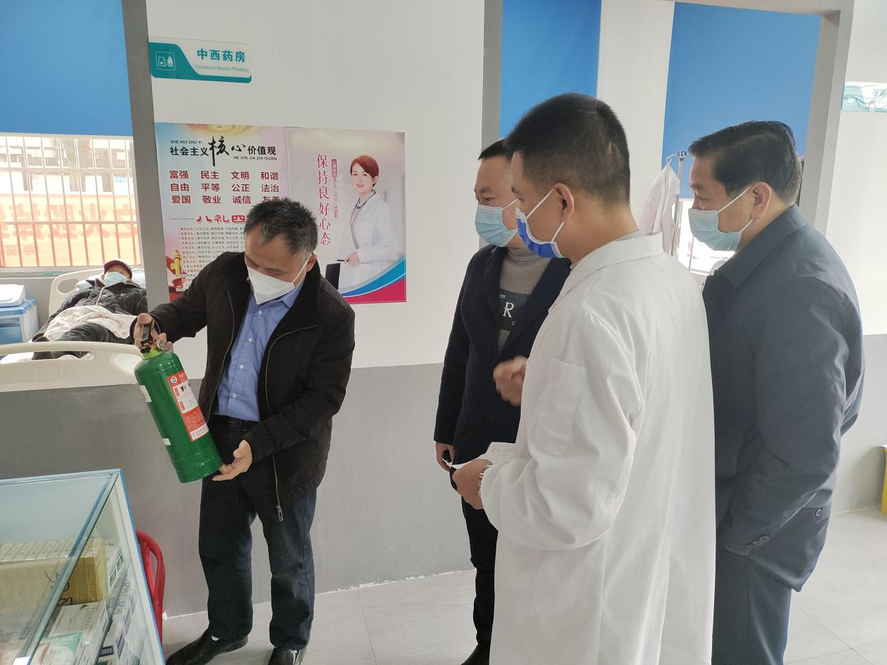 区卫健局副局长苏从旭检查私人诊所消防安全.png 区卫健局副局长苏从旭检查私人诊所消防安全.png