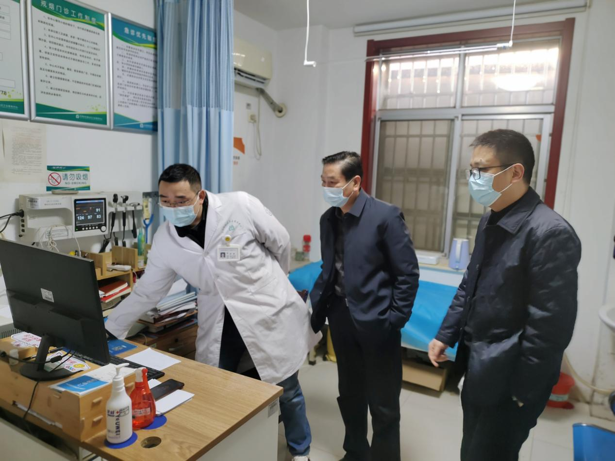 区卫健局党委副书记、副局长许飞龙检查东茅岭社区卫生服务中心重点人群健康管理台账.png 区卫健局党委副书记、副局长许飞龙检查东茅岭社区卫生服务中心重点人群健康管理台账.png