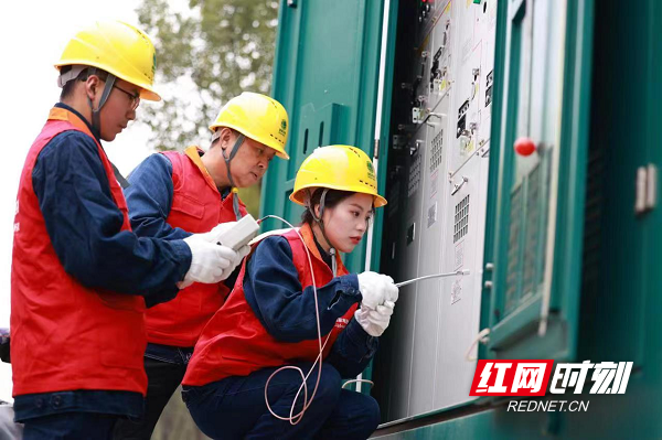 国网湖南电力：1.5万余名“掌灯人”春节坚守一线 守护灯火万家2.png