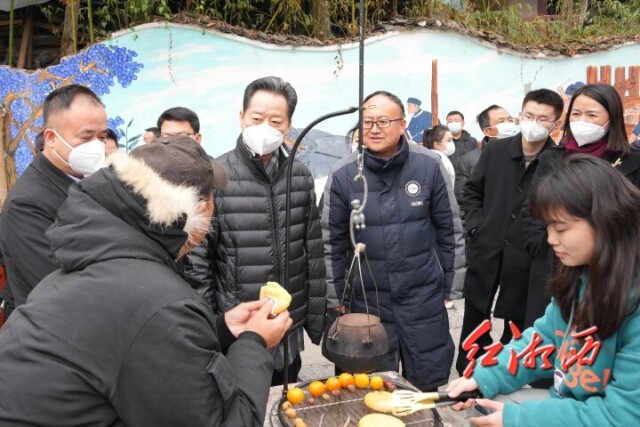 虢正贵到吉首永顺调研文旅发展工作并和群众欢度土家年   