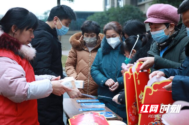 北湖区司法局深入到郴江街道木子岭社区、人民路街道在中山院小区开展“迎旅发送春联、法治宣传护平安”送法进社区活动4_proc.jpg