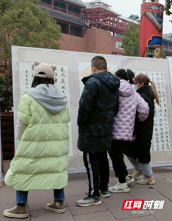 市民在欣赏书画作品。（三）.jpg