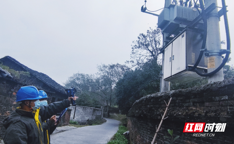 1月19日，湖南郴州北湖供电公司鲁塘供电所“00后”供电员工为10千伏同村线大市场北2台区红外测温，确保居民度过一个温暖、祥和的春节。（王轲）.jpg