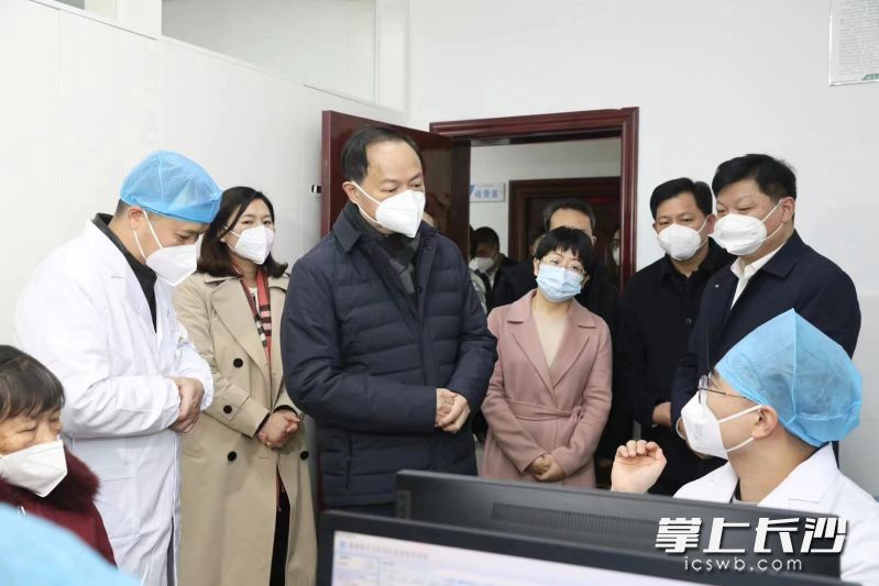 郑建新来到长沙县黄兴镇卫生院，慰问基层一线医护人员，检查疫情防控工作。 刘书勤 摄