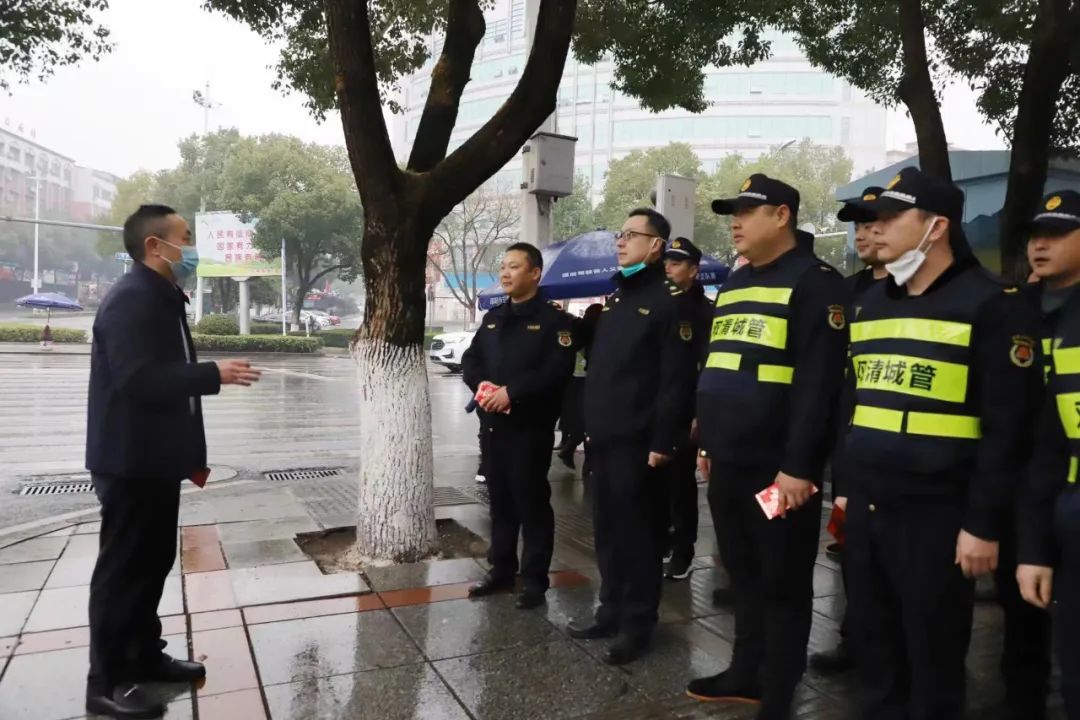 新春走基层 | 区领导走访慰问春节坚守岗位的一线工作者(图1)