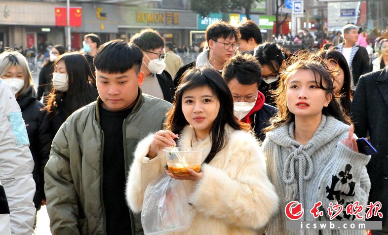 　　大年初六，在步行街、五一广场等繁华商业地带，逛街购物尝美食的游客人头攒动。长沙晚报全媒体记者 贺文兵 摄