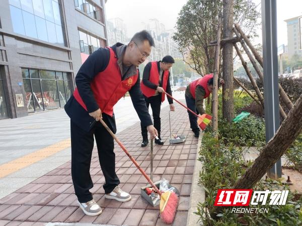 图二燕泉街道新时代文明实践所组织全体党员干部、志愿者到辖区开展“助力旅发会·全员大清扫”志愿服务活动。（谢丽萍 摄）.jpg