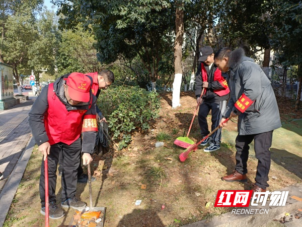 图三燕泉街道新时代文明实践所组织全体党员干部、志愿者到辖区开展“助力旅发会·全员大清扫”志愿服务活动。（谢丽萍 摄）.jpg