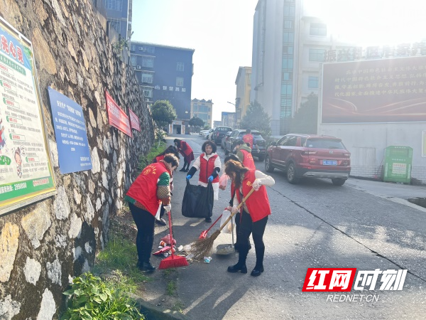 图十一振兴社区新时代文明实践站组织开展“助力旅发会·全员大清扫”志愿服务活动。（骆志芳  摄）.jpg