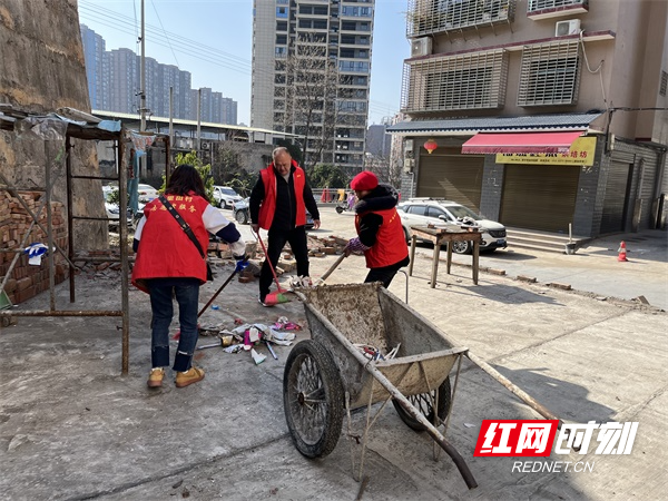 图十五三里田村社区新时代文明实践站组织开展“助力旅发会·全员大清扫”志愿服务活动。（匡忠攻  摄）.jpg