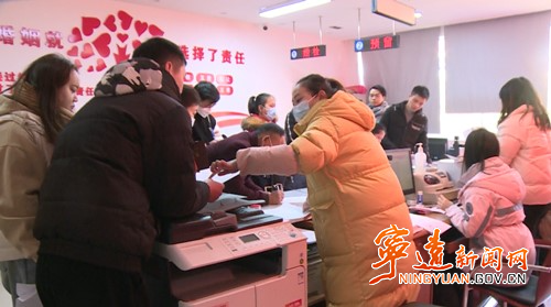 宁远：新春上班第一天 政务服务优质高效更便民2_副本500.jpg