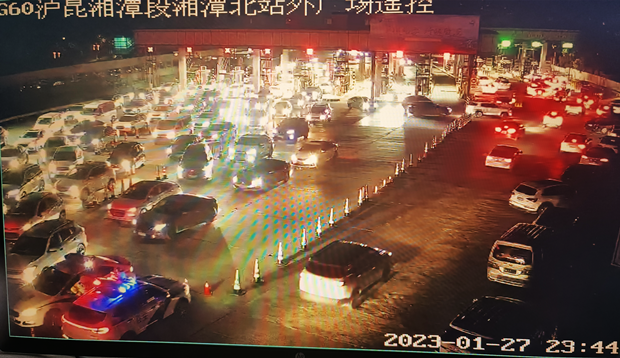 湘潭北收费站广场车辆排起长队_副本.png