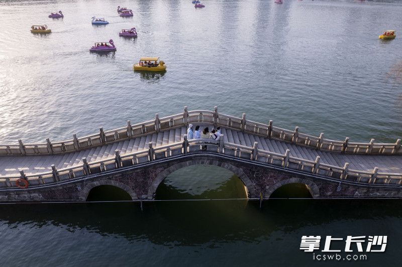 暖阳下的桥头旁，数名游客在欣赏风景。长沙晚报全媒体记者 郭雨滴 摄