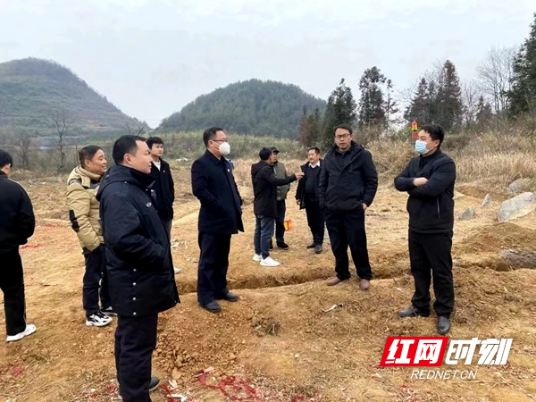 山江法庭法官与两镇人民政府领导协商解决方案。.jpg