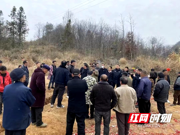 香炉山村5组村民与山江镇新光村村民、香炉山村4组村民发生山林土地纠纷。.jpg