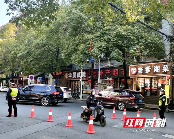 公安交警在维持交通秩序。.jpg