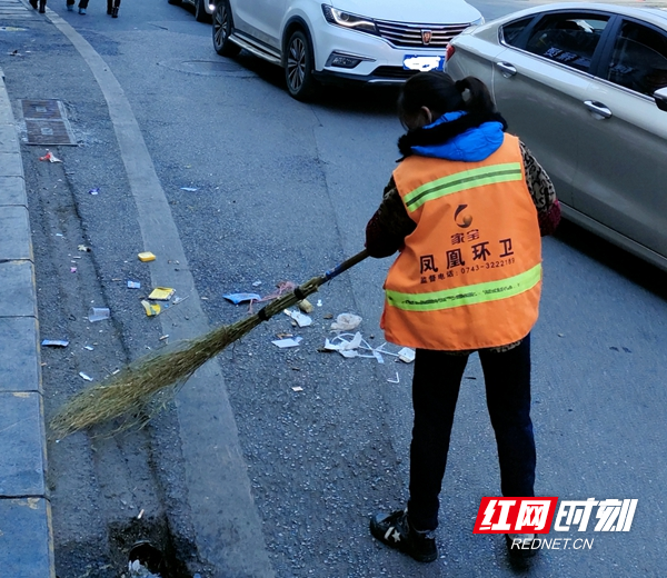 环卫工人在清扫地面垃圾。.jpg