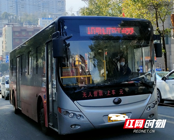 公交司机把游客和市民群众安全送达目的地。.jpg