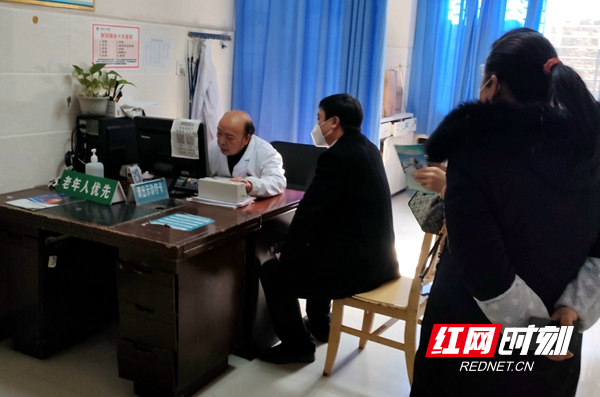 医务人员在给病人看病。.jpg