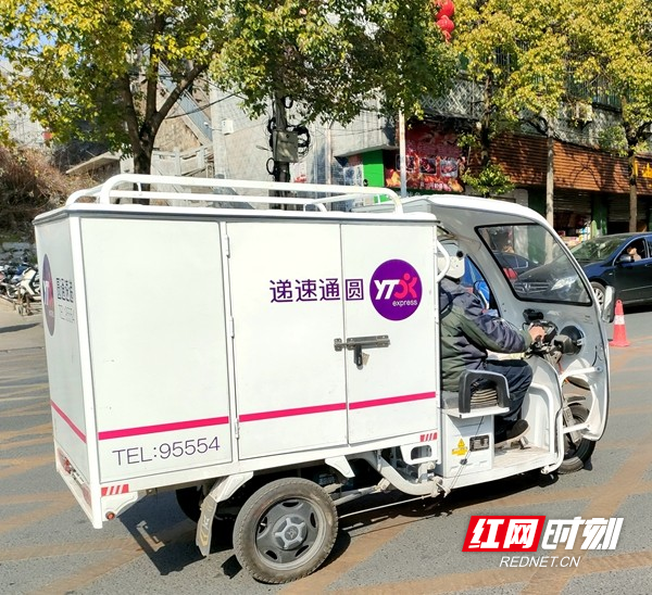 快递小哥在运送包裹。.jpg